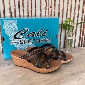 Cali Luxe Foam Sketchers Wedge Sandals Black Cork